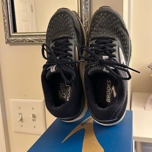 Brooks Dyad 11 Gray Sneakers Light Pink Trim Size 8.5M Women’s Super Padding